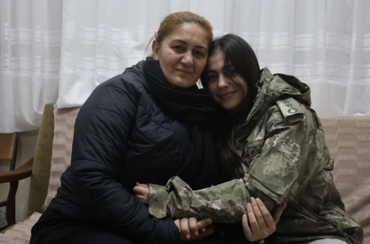 hatayda depremde kendisine montunu veren askerle konustu 0 QAt44DYJ