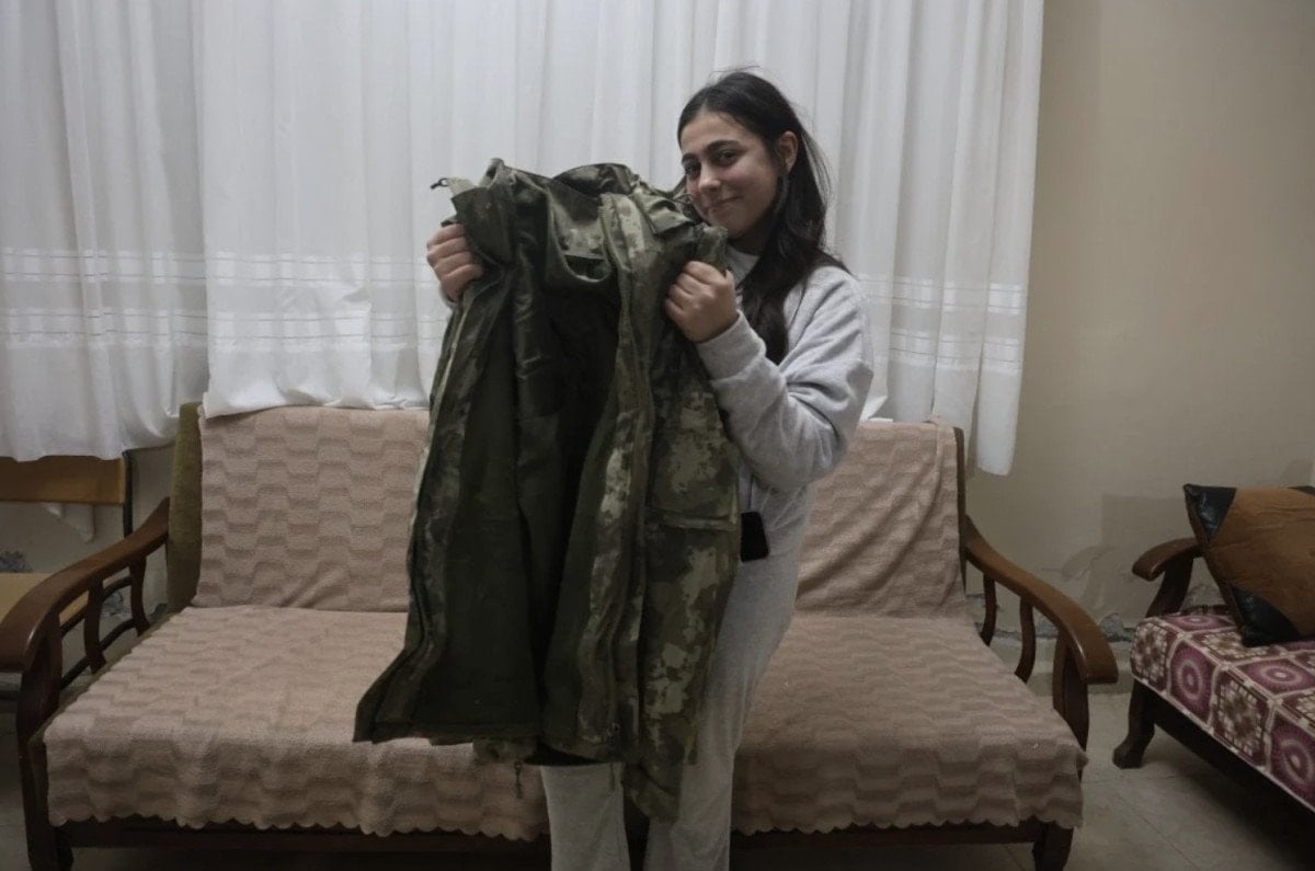 hatayda depremde kendisine montunu veren askerle konustu 1 eFMFkru6