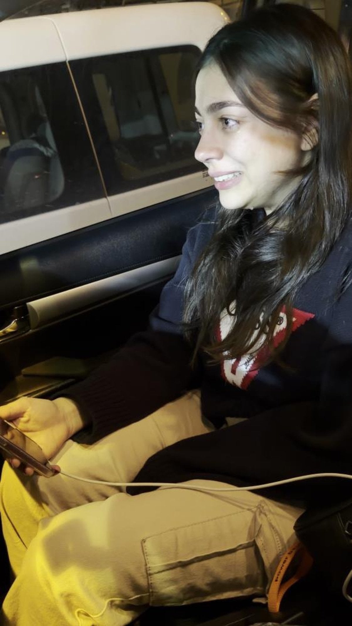 hatayda depremde kendisine montunu veren askerle konustu 3 MnJWnGDd