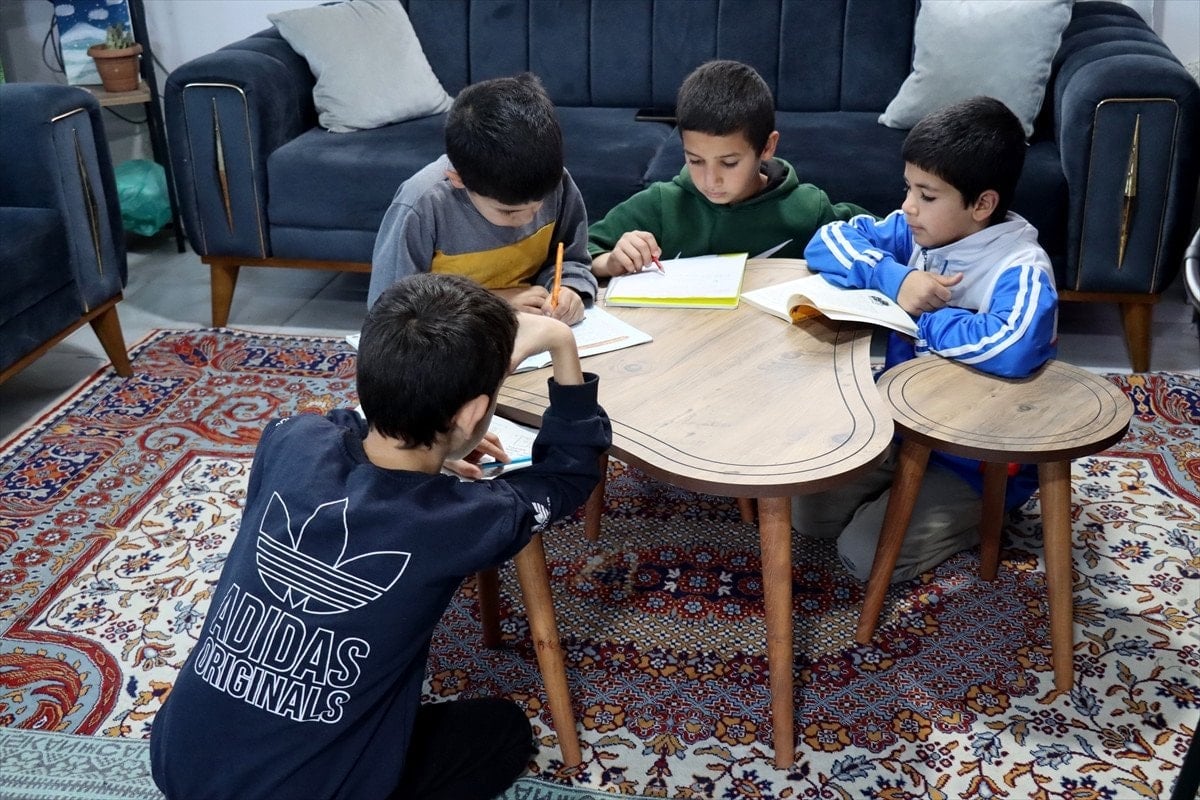 hatayda depremzede kadin terzilikle ailesinin umudu oldu 1 2ReOjGdg