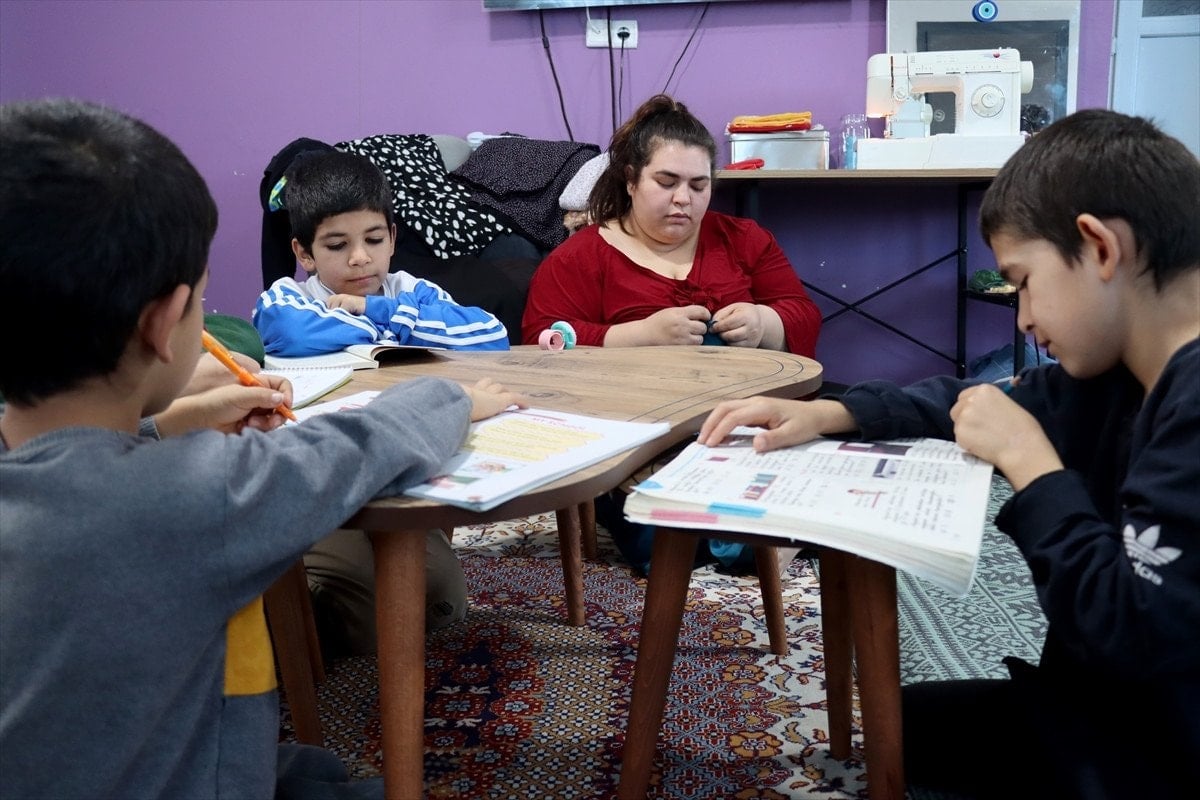 hatayda depremzede kadin terzilikle ailesinin umudu oldu 2 evFailVP