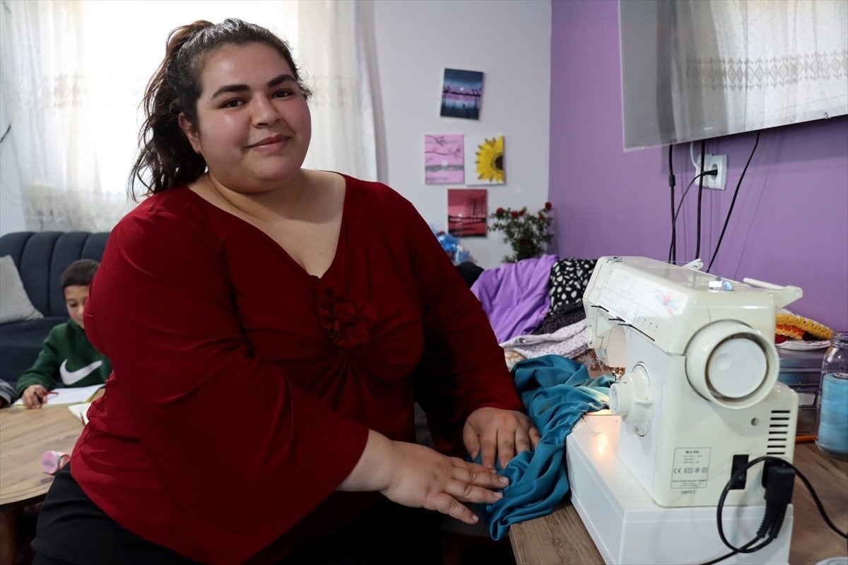 hatayda depremzede kadin terzilikle ailesinin umudu oldu 3 eNlaAqVM