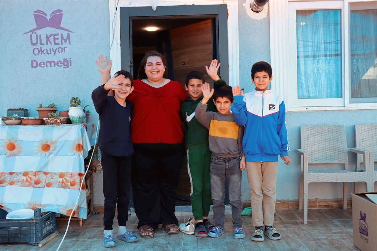 hatayda depremzede kadin terzilikle ailesinin umudu oldu 4 iZ3kmn9G