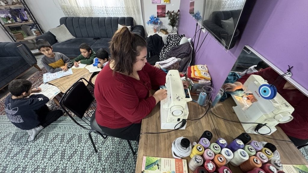 hatayda depremzede kadin terzilikle ailesinin umudu oldu 6gF7JFMC