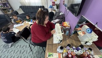 hatayda depremzede kadin terzilikle ailesinin umudu oldu 6gF7JFMC