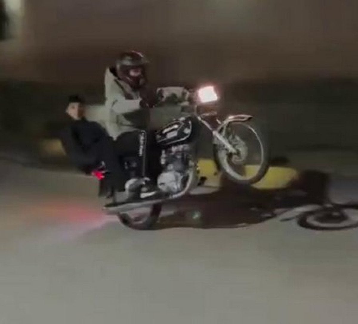 hatayda tehlikeli motosiklet gosterisi pahaliya patladi 0 FtH9QW1h