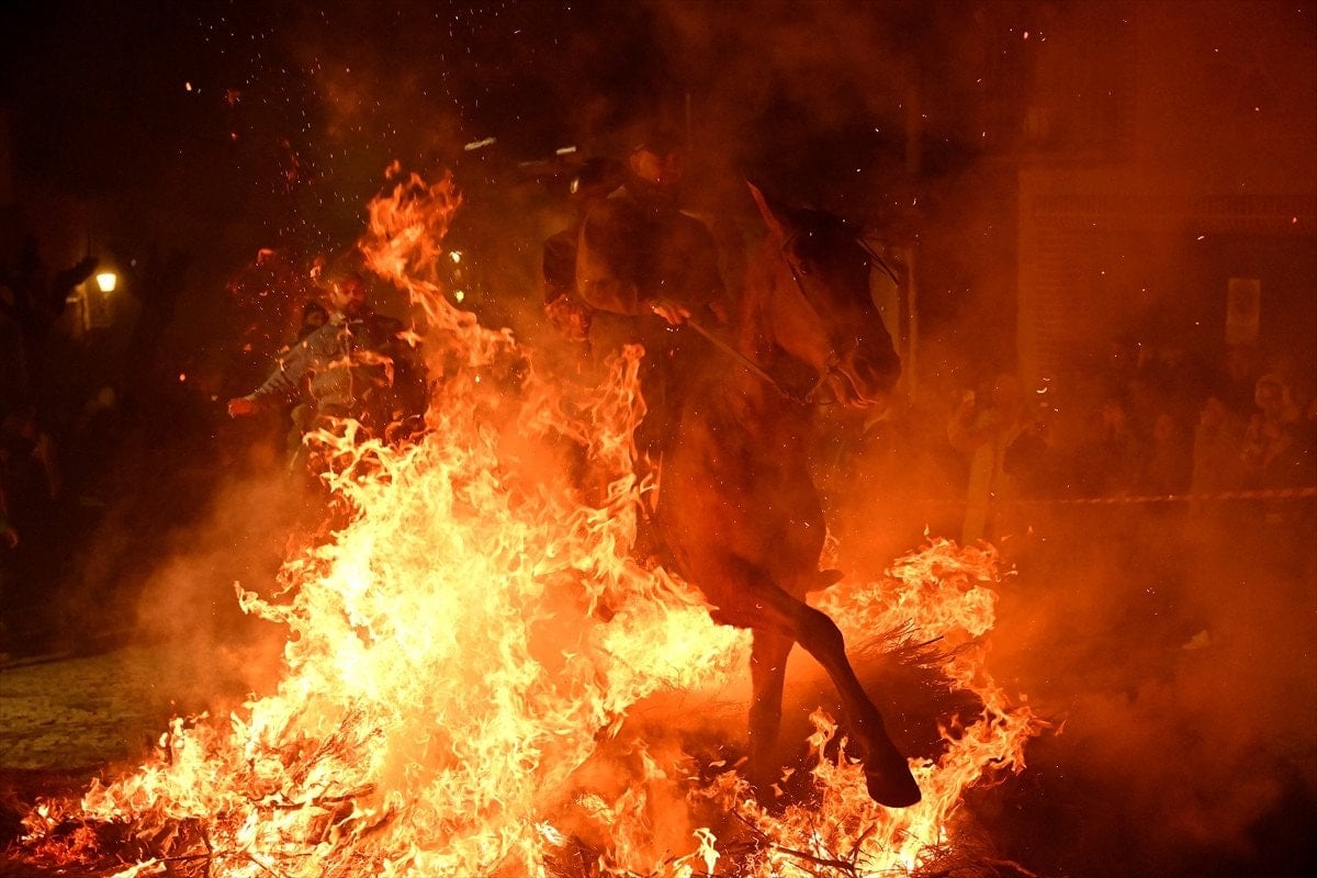 ispanyada kutsanan atlar atesin uzerinden atlatildi 0 1hcqEwhH