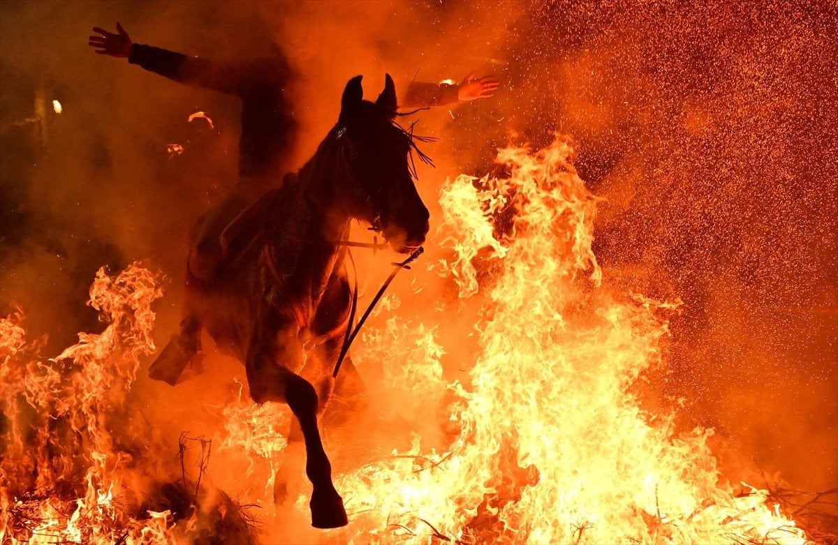ispanyada kutsanan atlar atesin uzerinden atlatildi 2