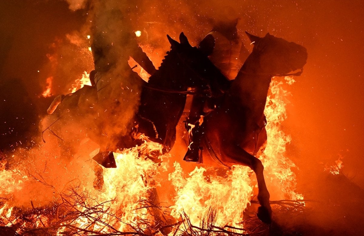 ispanyada kutsanan atlar atesin uzerinden atlatildi 3 jVBClL5A