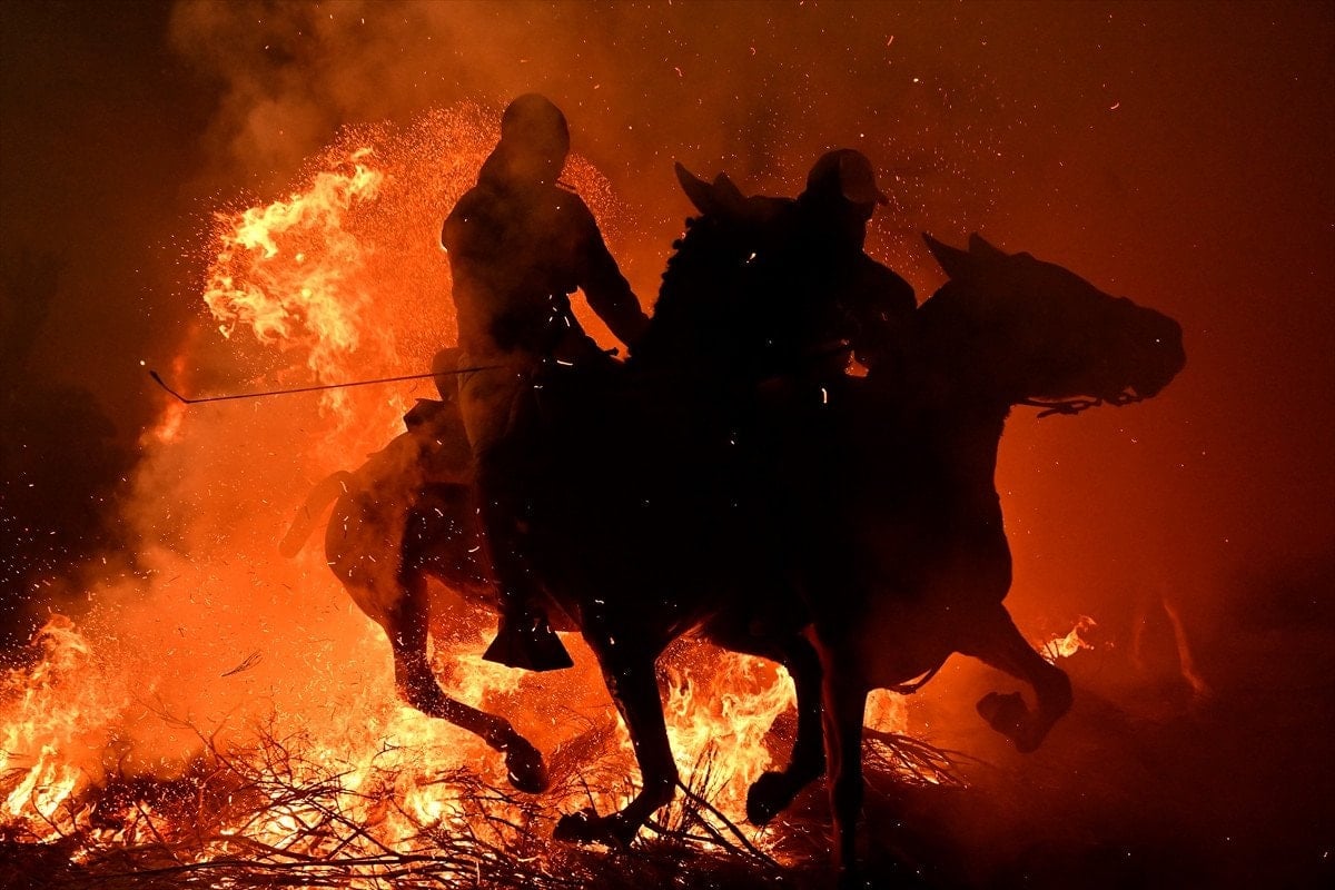 ispanyada kutsanan atlar atesin uzerinden atlatildi 4 CJZ6E96P