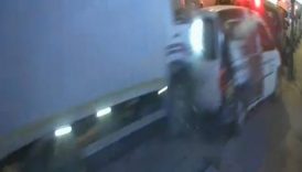 istanbul bahcelievlerde kamyonetin carptigi hafif ticari arac ekmek firinina girdi kABrrkqI