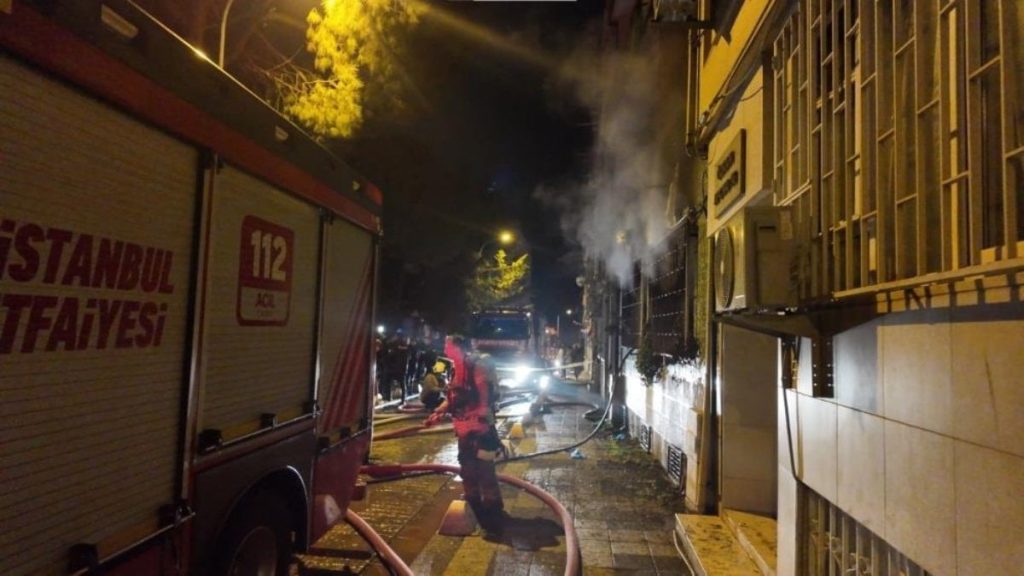 istanbul kadikoyde apartmanda cikan yanginda 1i agir 8 kisi yaralandi My9pbrbC