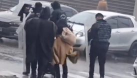 istanbulda anne ve bebegin imdadina cevik kuvvet yetisti firtinada kalkan olusturdular rF9lawyb