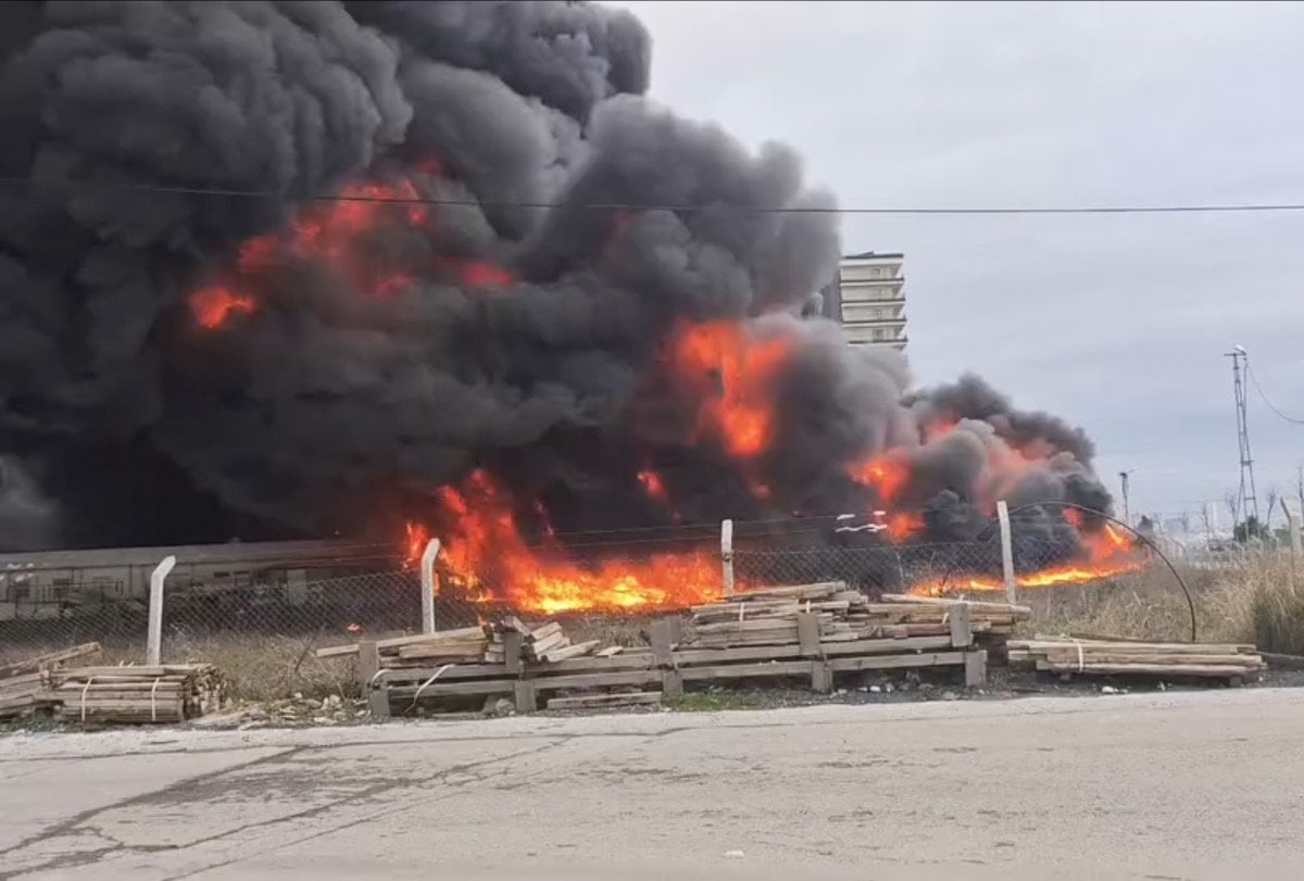 istanbulda fabrika alevlere teslim oldu 0