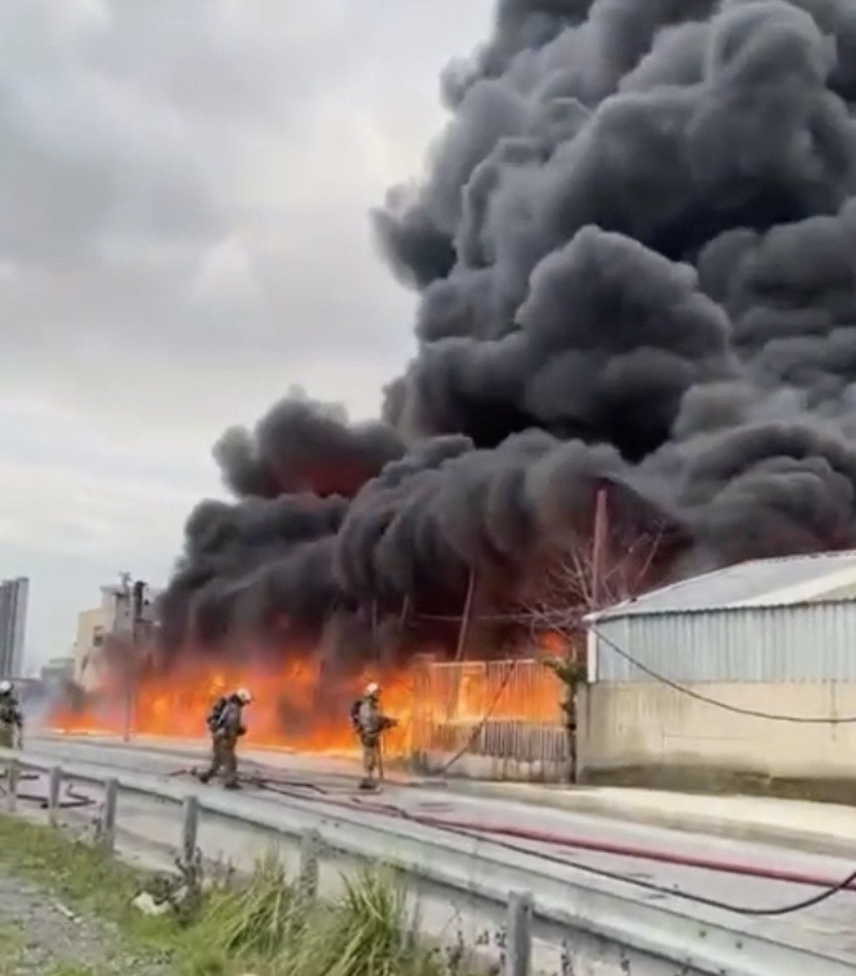 istanbulda fabrika alevlere teslim oldu 1 fbGOuHhZ