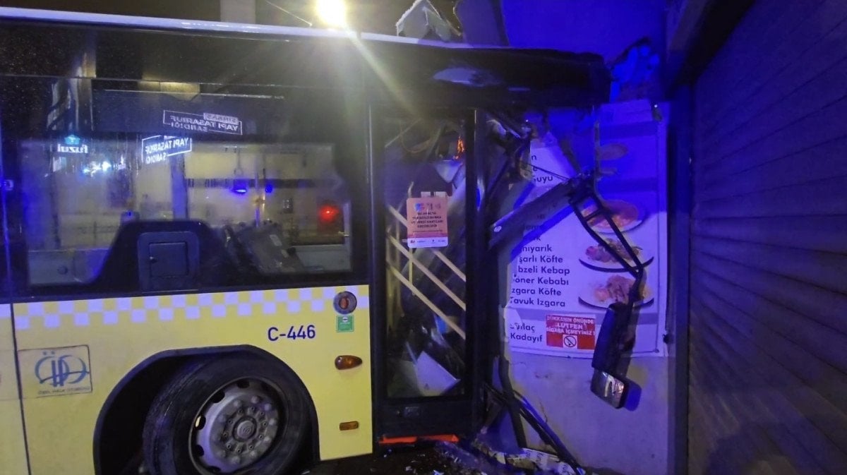 istanbulda iett otobusunun binanin duvarina carpmasi sonucu 6 kisi yaralandi 0 AVDzOeym