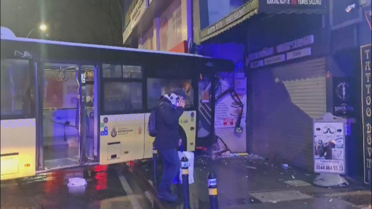 istanbulda iett otobusunun binanin duvarina carpmasi sonucu 6 kisi yaralandi 3 1wka4mtN