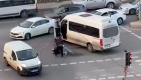 istanbulda kirmizi isikta yol verme kavgasi kameraya yansidi 79Dv5RyT