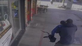 istanbulda oyuncak silahla kuyumcu soygunu girisimi sonrasi kavga kamerada l8qd62CW