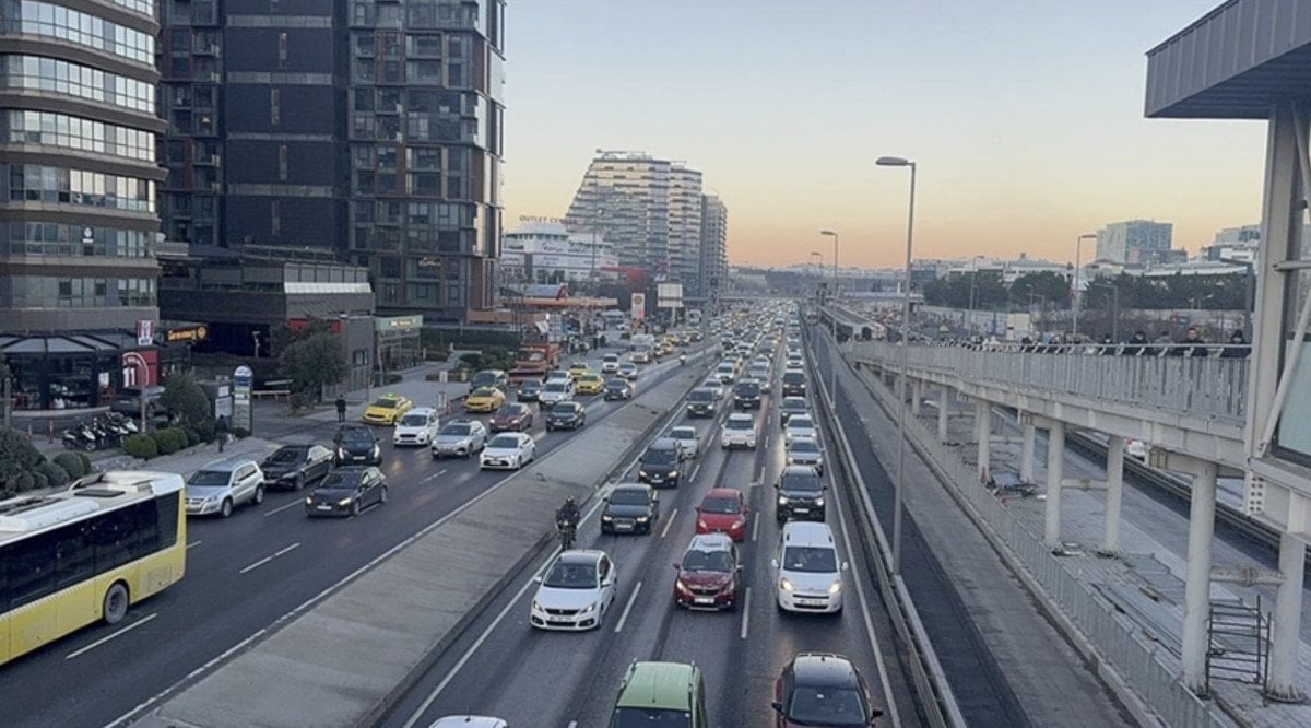 istanbulda trafik yogunlugu yuzde 70e yukseldi 0