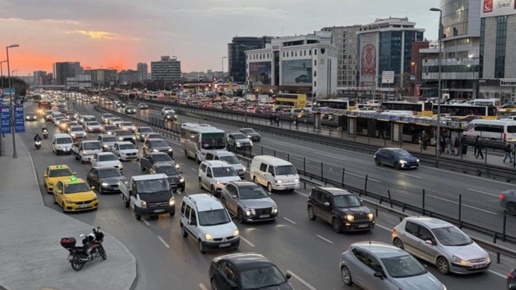 istanbulda trafik yogunlugu yuzde 70e yukseldi LivC9uhq