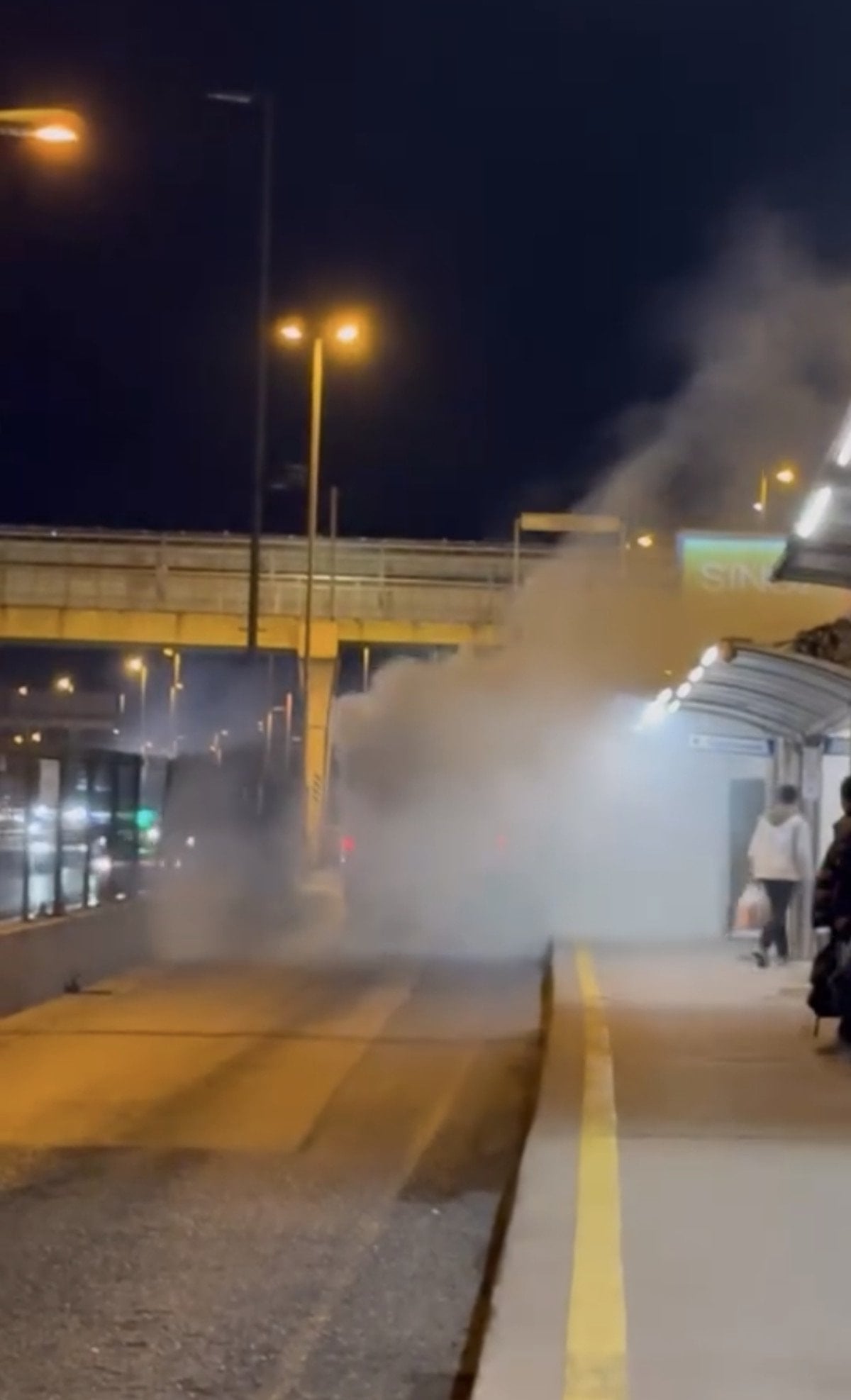 istanbulda yolcu bosaltan metrobus alevlere teslim oldu 0 gWMy1wfE