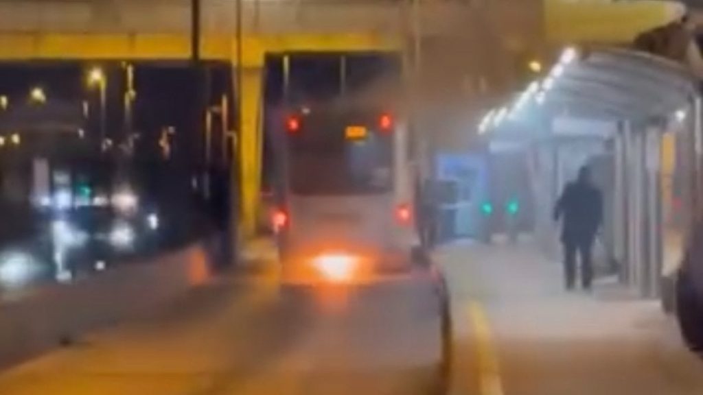 istanbulda yolcu bosaltan metrobus alevlere teslim oldu JAISlQYB