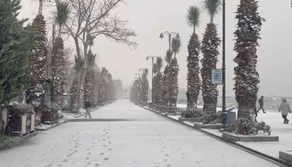 istanbulun silivri kesimleri gune lapa lapa karla uyandi 1