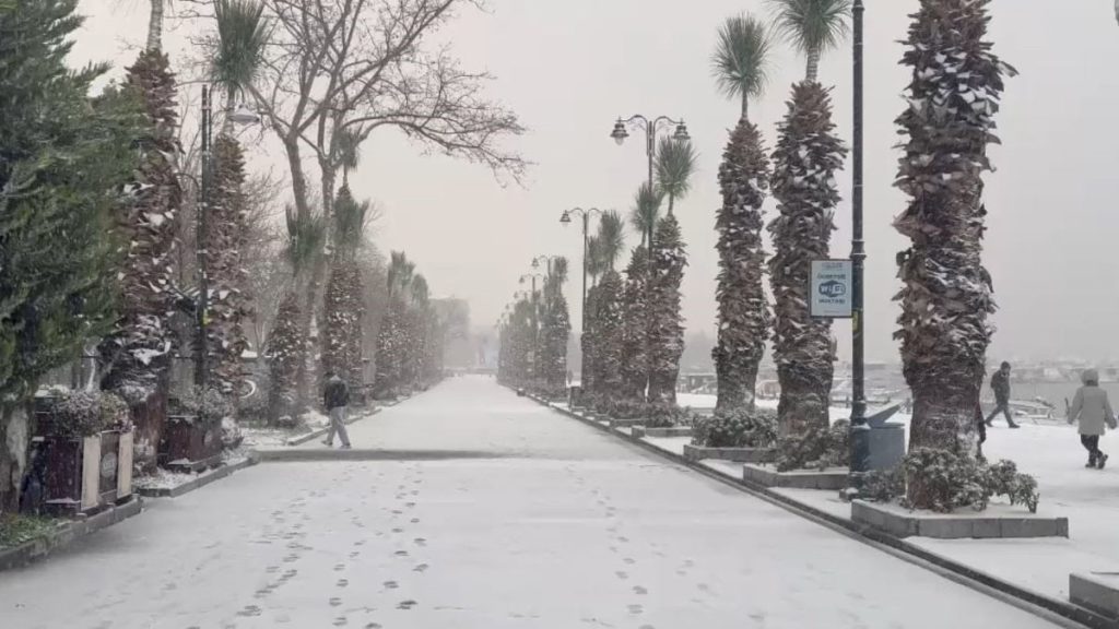 istanbulun silivri kesimleri gune lapa lapa karla uyandi fQDYnV2P