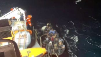 izmirde yari batik haldeki bottan 37 sag 1 olu kacak gocmen cikarildi klQgzUeM