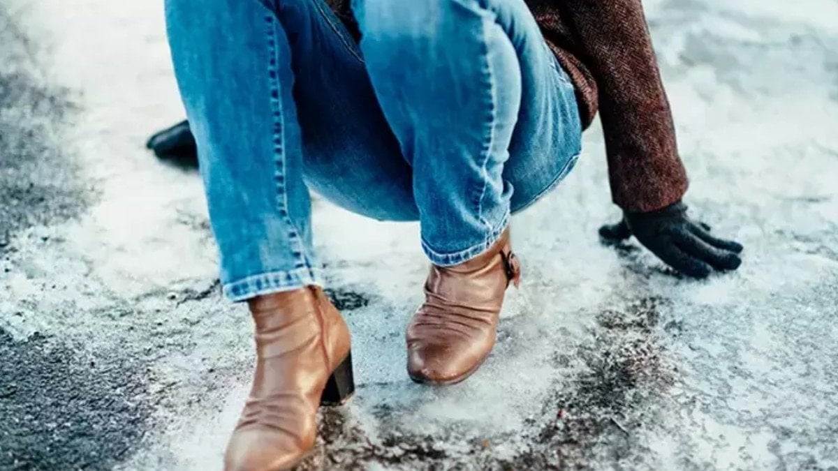 karda buzda guvenle yurutuyor ayakkabinin altina bir damla surun 0 AnRlVb49