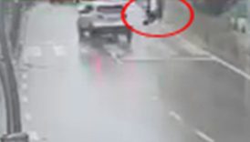 kocaelide yaya gecidinde otomobilin carptigi kadin agir yaralandi XeSP48gu