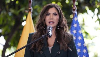 kristi noem 10 binden fazla duzensiz gocmenin gozaltina alindi u9jqPD7n