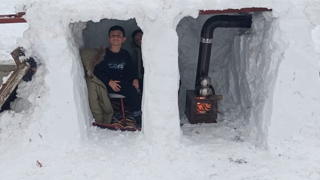 malatyada babadan cocuklarina surpriz kardan ev Mu26EZ71