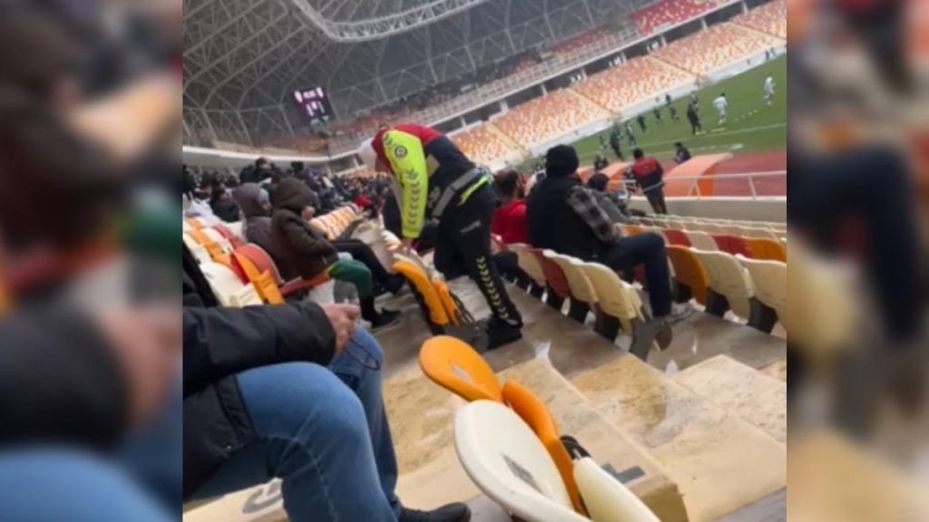 malatyada polis memuru usuyen cocuga kendi coraplarini giydirdi 9UGJVXLa