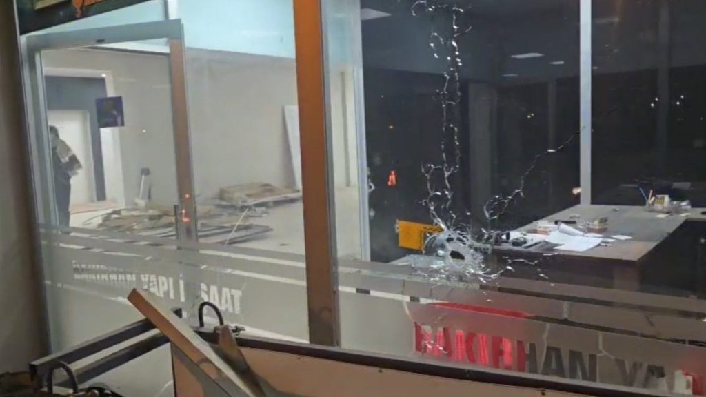 mardinde 4 isyerine otomatik silahlarla ates acildi KPB53SNQ