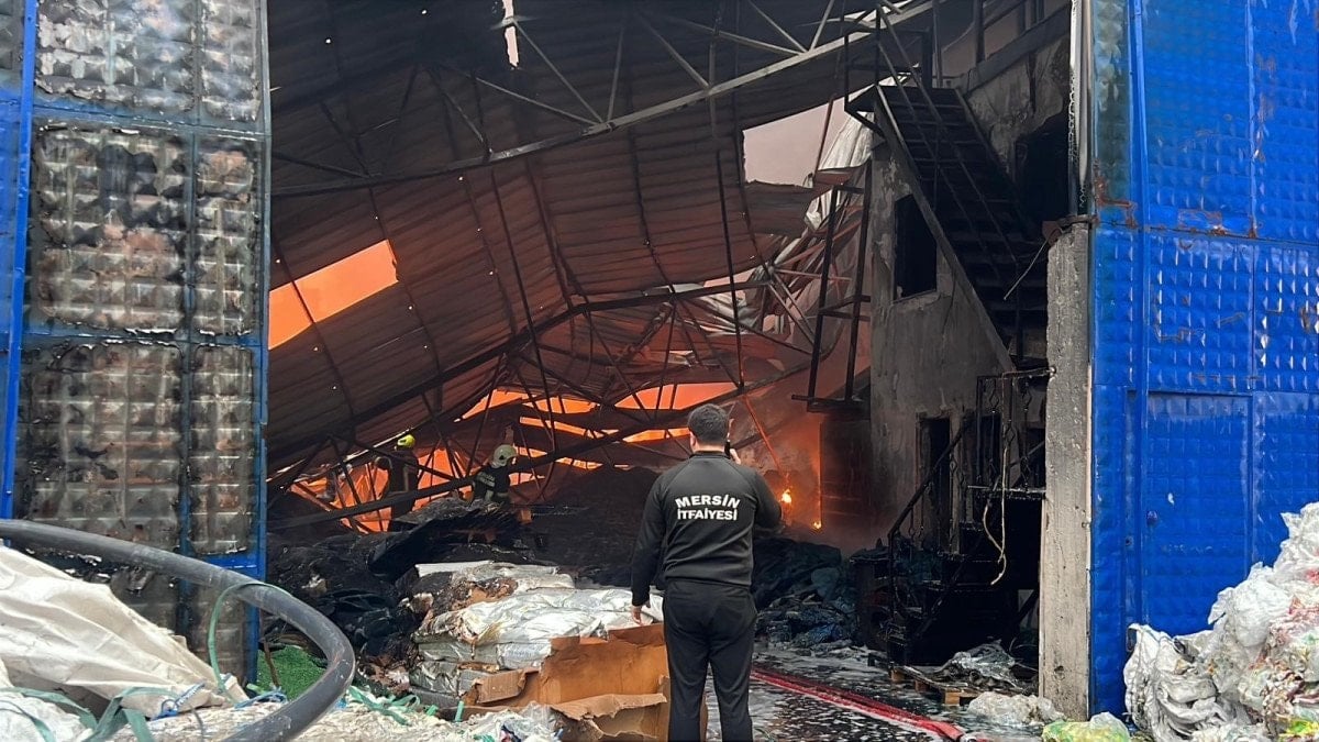 mersinde plastik ham madde deposunda yangin 0 8pufLYqS