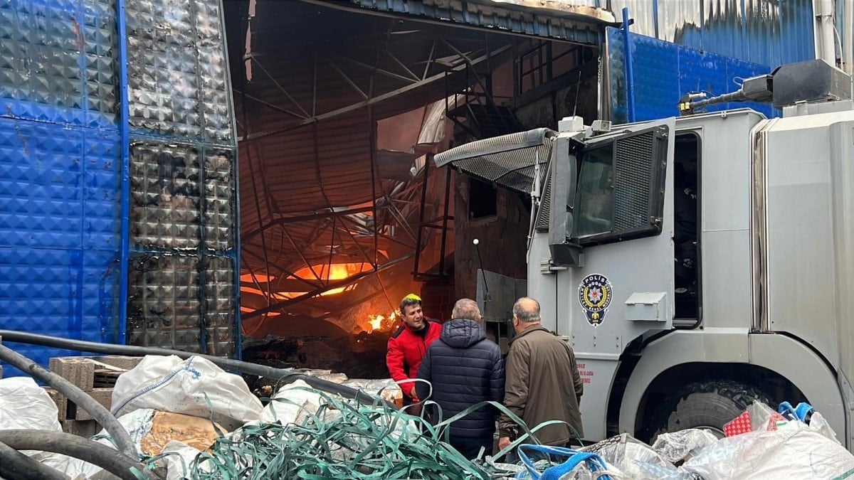 mersinde plastik ham madde deposunda yangin 1 tYw77FuV