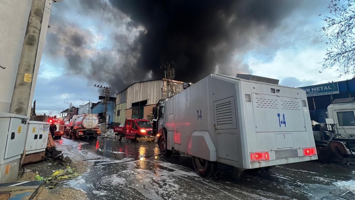 mersinde plastik ham madde deposunda yangin 2 JR8gfl12