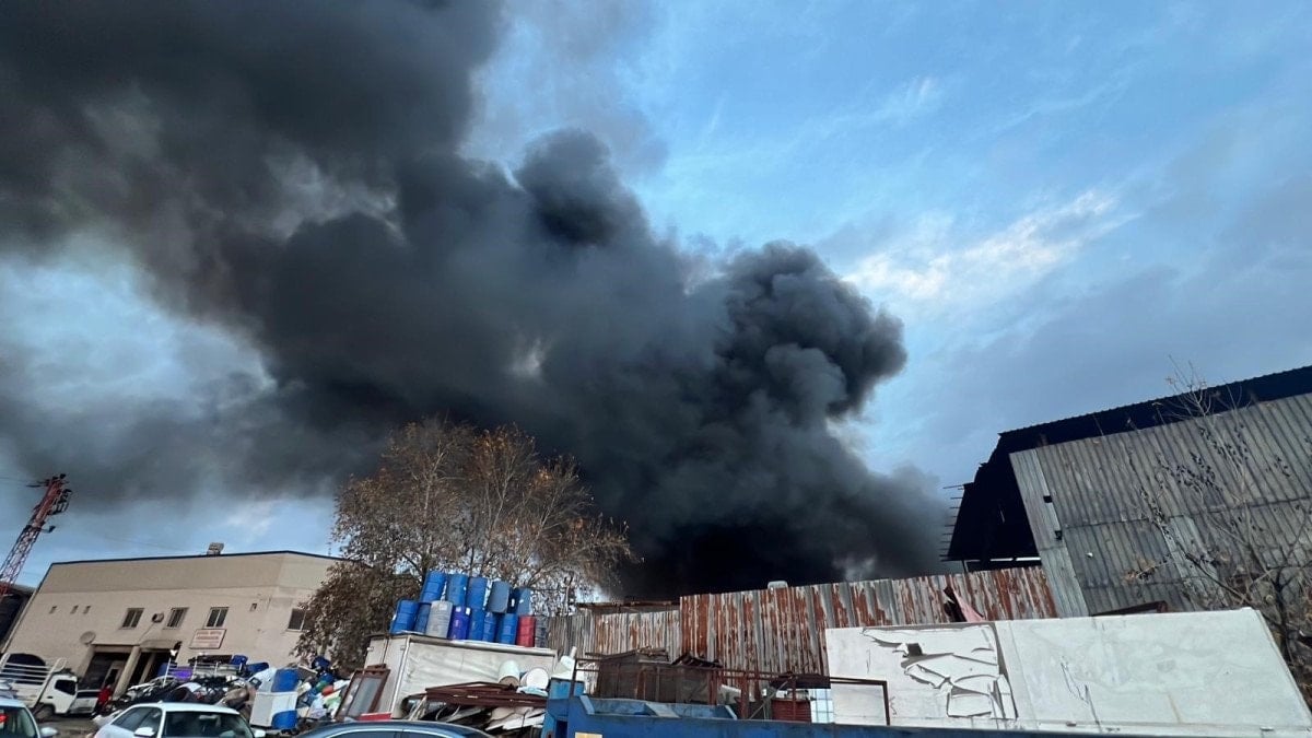 mersinde plastik ham madde deposunda yangin 3