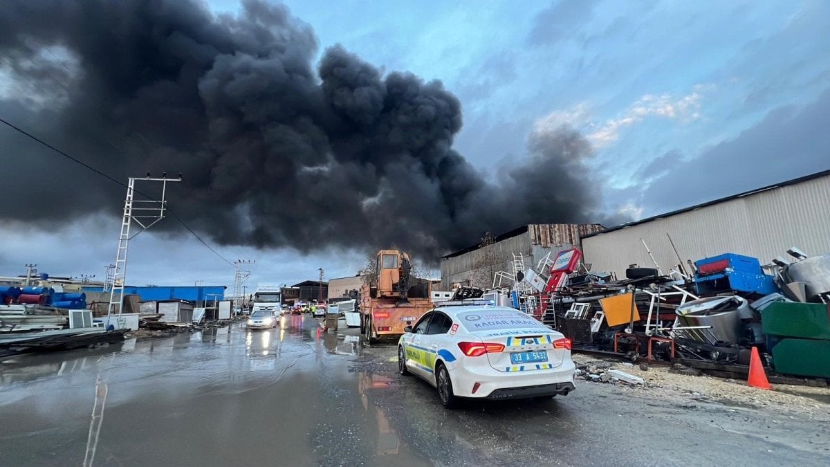 mersinde plastik ham madde deposunda yangin 4 N6bGs6KJ