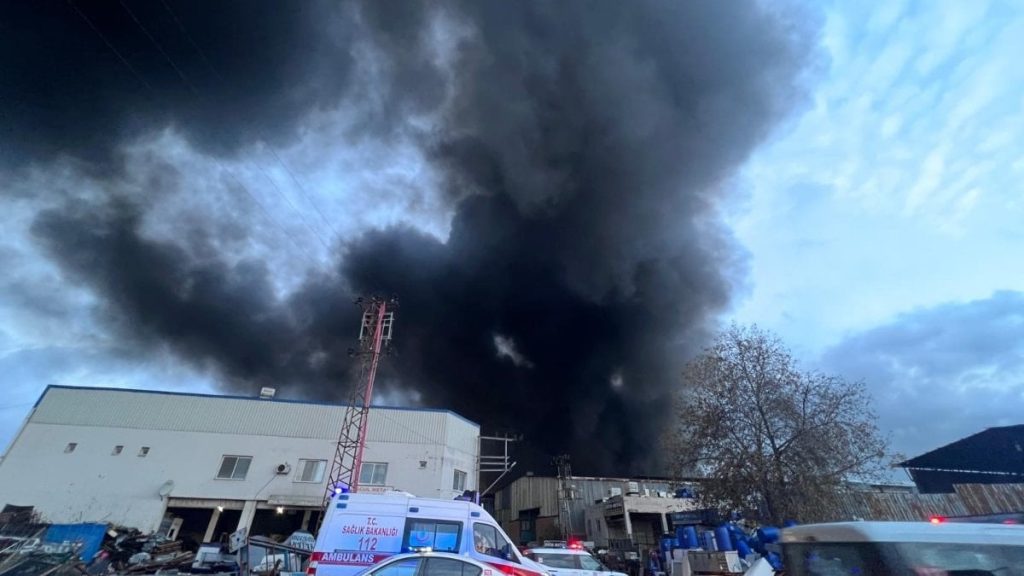 mersinde plastik ham madde deposunda yangin gDu7dvUz