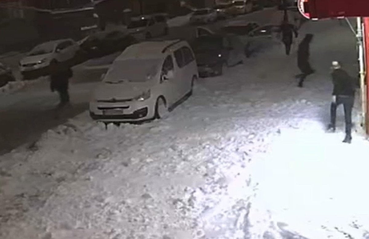 musta 6 katli binanin catisindan kar kutlesi dustu 1 yarali 1 MPNUHdWe