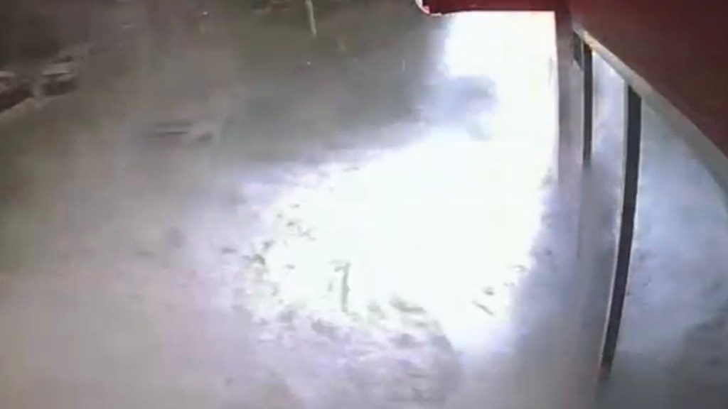 musta 6 katli binanin catisindan kar kutlesi dustu 1 yarali AleeN6tn