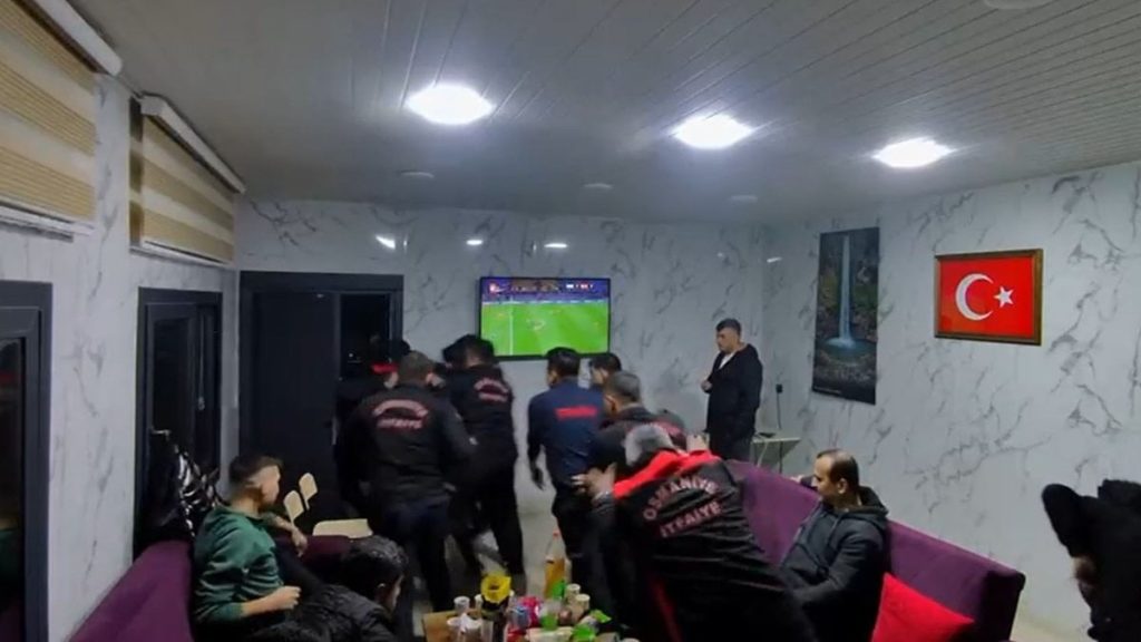 osmaniyede itfaiyeciler derbi sirasinda ihbar gelince apar topar cikti zMNnjWQs