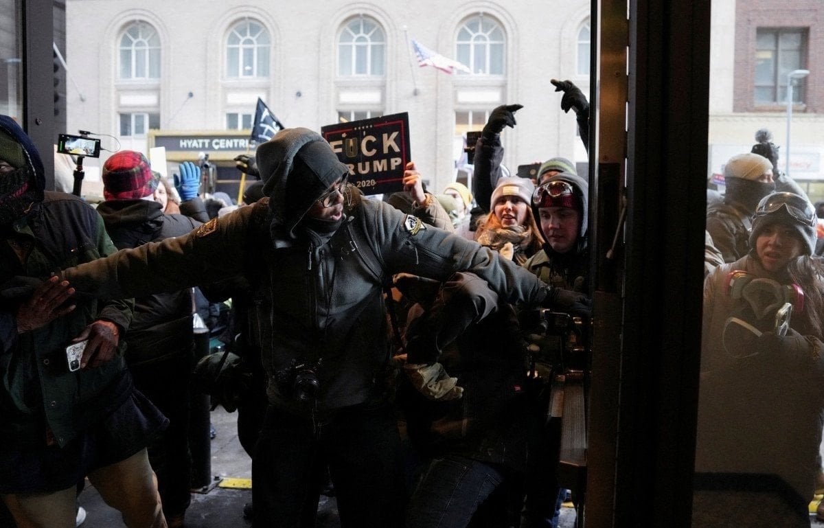 pentagon minnesotaya gondermek uzere 1500 asker hazirliyor iddiasi 1 apssMTfO