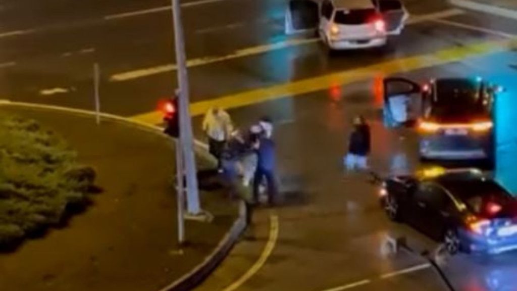 samsunda kazaya karisanlar surucuyu darbetti 3 gozalti 6sHqwBSj