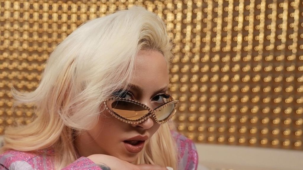 sarkici ece seckin finlandiyaya gitti QQjWTY91