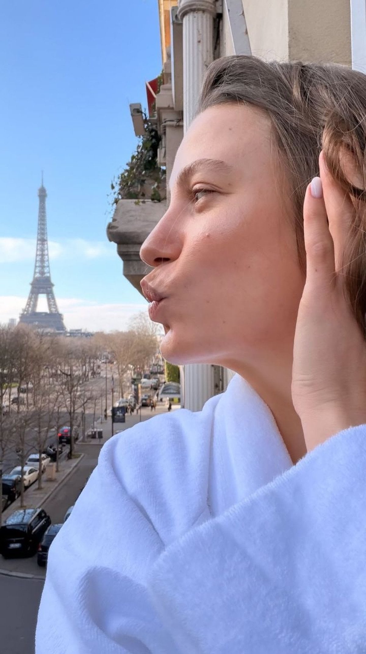 serenay sarikayadan eyfel kulesine opucuk 0