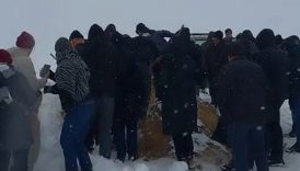 sivasta kar yollari kapatti cenaze uzun sure defnedilemedi ThSeJ78I